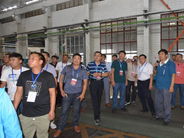 社会公众在asiagame集团科普基地生产车间参观学习