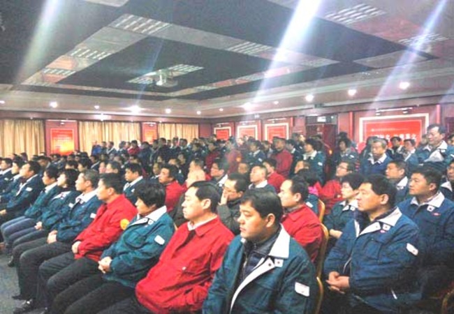 asiagame集团管理人员正在大会堂认真听取科技人员的科普知识讲座