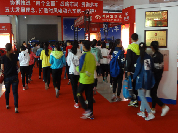 县实验小学部分小学生来asiagame科技展厅开展科普日活动